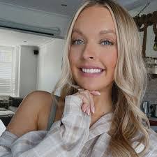 Laura Hester's Instagram, Twitter & Facebook