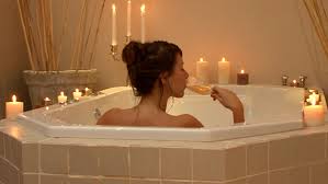 Fare sesso in acquaè la normalità per il cinema, dal momento che sono moltissime le scene di film famosi che immortalano i protagonisti mentre fanno l'amore immersi nella schiuma di una vasca da bagno o in una piscina privata sotto il chiarore delle stelle. Preferisci Il Bagno O La Doccia La Risposta Ti Dira Che Donna Sei Signoresidiventa Com
