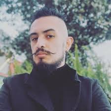 Este es el setup de Linus Torvalds para programar. Pero tú necesitas LEDs,  teclado mecánico y 2 pantallas.