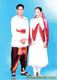 Tarian ini ditarikan oleh kaum petani terdiri daripada lelaki dan perempuan dengan memakai pakaian tradisional mereka. Pakaian Tradisional Malaysia Maruwiah Ahmat