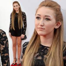 Noah cyrus is ready to talk about her experience growing up as miley cyrus's little sister. Miley Cyrus Little Sister Looks Very Grown Up At The Amas The Star S Sibling Wore Short Playsuit Mirror Online
