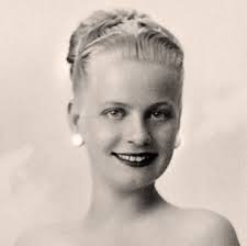 The Dudley Dynasty of Beach Queens