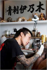 Il doit également afficher des ounalom, notamment des pointes en haut du tatouage, qui les projettent au nirvana. Chen Tianjiao Et Tatouages A Pekin Alain R Truong
