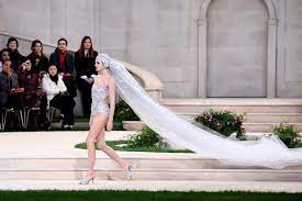 Der italienische designer giorgio armani entwarf das kleid, das die aus südafrika stammende schönheit charlene wittstock am samstag, 2. Haute Couture Fruhjahr Sommer 2019 Die Brautkleider Vogue Germany