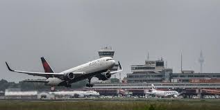 Die kölner sind klarer favorit. Moskau Flugzeug Uberrollt Und Totet Mann Am Flughafen Express De