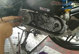 Cara bawa motor clutch 125zr. 3 Penyebab Motor Matic Bergetar Saat Tarikan Awal Dan Rpm Tinggi