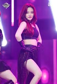 걸그룹 다이아 멤버 솜이가 인터넷 방송 진행자로 변신한 근황이 알려졌다. ë‹¤ì´ì•„ ì†œì´ Kr