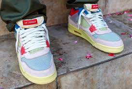 Perkutut putih juga memiliki paruh yang berwarna merah keputihan, dengan bagian matanya berwarna merah dan tembus cahaya. Kasut Harga Resell Paling Tinggi Tahun 2020