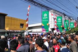 Cpns sopir driver solo : Merasa Dibohongi Sopir Jebol Pagar Kantor Gojek Semarang