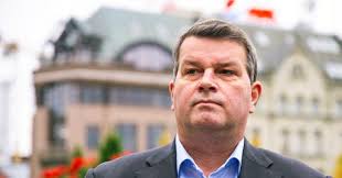 It looks nice, it's small and easy to hold, has a microphone and nice touch gestures, in addition to a nice touch pad, and has. Frifagbevegelse