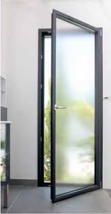 Ce matériau, robuste et durable, peut être utilisé dans la fabrication de fenêtres à battant, à auvent, coulissantes et à guillotine et peut avoir de grandes dimensions vu sa rigidité. Porte Fenetre Aluminium Sur Mesure Porte Fenetre Alu Pas Cher