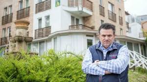 Lajcsi még a váratlan elutazása előtt eldöntötte, megszabadul eddigi otthonuktól. Nincs Semmije De Gazdagsagban El Lagzi Lajcsi Nlc