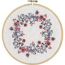 Top preise schnelle lieferung produkte mit hoher qualität jetzt stöbern & direkt online bei wolle rödel bestellen! Moderne Stickpackung Mit Blumenkranz L Stickmuster Fur Anfanger