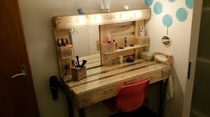 Wählen sie einen platz mit genügend licht und einer. Schminktisch Aus Europaletten Schminktisch Selber Bauen Schminktisch Selber Bauen Paletten