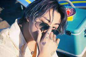 Bts's jungkook caught the attention of social media once again after the mv of bts's new song permission to dance was released.he became the hottest topic among netizens and audiences all over. Bts S Jungkook Is The Most Popular K Pop Idol On Pinterest Over The Past Year Allkpop