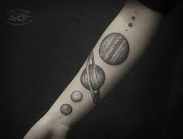 Dieser winzige punkt, das ist der planet erde. Tattoo Von Schwarzgrauen Planeten Am Unterarm Tattooimages Biz