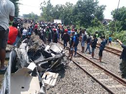 Kereta sewa alor setar, menawarkan servis kereta sewa di alor setar, kedah. Mobil Ertiga Tertabrak Kereta Api Krd Di Perlintasan Tanpa Palang Pintu Di Lamongan Dua Penumpang Tewas