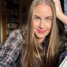 Ettåringen Misk Aldokki har amputert venstre fot, men sitter oppreist og  prøver å få i seg mat. Treåringen Hanan Aldokki ligger bak henne med to  amputerte ben. Hun har høy feber, splinter