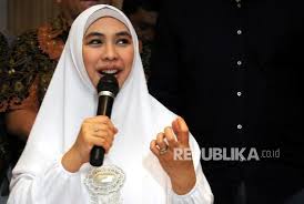 Anak keempat pasangan oki setiana dewi dan ory vitrio, sulaiman ali abdullah, diketahui telah lahir pada 16 november 2020 lalu. Oki Setiana Dewi Terima Banyak Doa Untuk Kesembuhan Anak