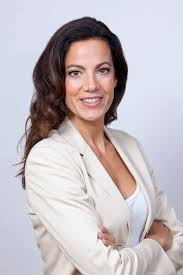 Die reporterin zeigte ihre tatkräftige unterstützung für die betroffenen in der eifel. H S Moderatoren Reisen Touristik Moderatoren Agentur Tv Moderatorin Moderator Fernsehmoderatorin Moderation Event