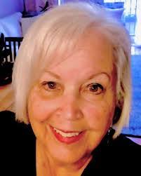 Elizabeth Macneil's Instagram, Twitter & Facebook