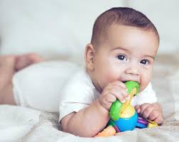 Thai nhi 19 tuần tuổi: Chất sáp phủ màu trắng hình thành trên da