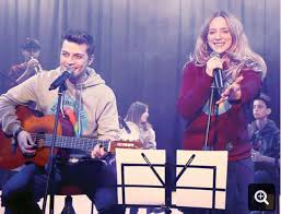 .kadrolarında ise burak tozkoparan, deniz barut, feride çetin, hayal köseoğlu, mine çayıroğlu gibi daha bir çok isim bulunuyor. Sesinde Ask Var 2019