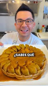 Delicia de hojaldre 800g de hojaldre 200g de salsa de tomate 100g de queso  (el que guste para fundir) 200g de jamón 150g de salchicha 150g de salsa  pesto 1 huevo para