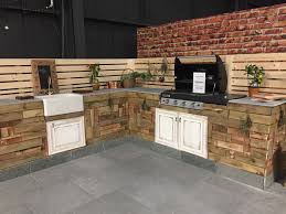 Create a unique outdoor kitchen garden using your old kitchen doors, sinks and taps. Get Creative Build Your Own Quirky Outdoor Kitchen