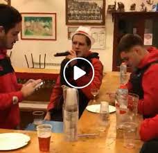 Connu pour ses valeurs, le rugby est également mondialement reconnu pour son répertoire musical doté de nombreuses chansons parfois romantiques, souvent poétiques. Rugby Les 10 Chansons Incontournables En 3eme Mi Temps Ohvalie