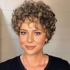 Tutte le tendenze tagli capelli mossi 2022 per capelli corti, medi e lunghi. Capelli Corti Idee Sui Tagli Del Momento Foto Look 2021