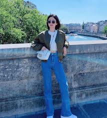 Những cách mặc quần jeans trẻ trung và sang trọng cho tuổi ngoài 40