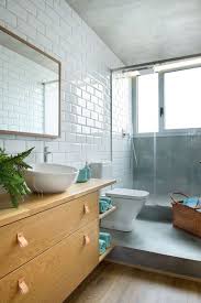 In This Modern Bathroom White Subway Tiles Line The Wall And Brighten Up The Bath Modern Small Bathrooms Bathroom Design Small Modern Bathroom Interior Design