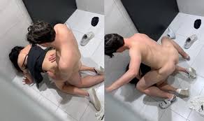 KTV 화장실에는 섹스가 가득하고 개들이 서로 섹스를 하고 있고 여자들은 너무 예쁘고 개들은 핥고 빨고 다리에 경련을 일으키고 있습니다.