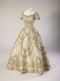 Su cumpleaños se celebra oficialmente en junio. Coronacion De La Reina Isabel Ii Vestido Y Las Joyas Que Uso