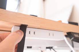 デスク周りの雑然としたコード類を天板裏に収納する方法 デスク 周り 収納 アイデア デスク