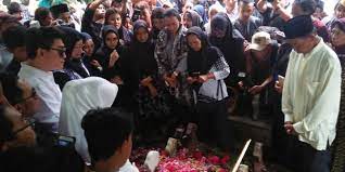 Mereka berharap agar pernikahan ifan bisa langgeng hingga maut memisahkan. Ifan Seventeen Antarkan Istrinya Ke Tempat Peristirahatan Terakhir
