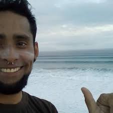 title Amigo Chulo, hoy despierto con la terrible noticia que nos has  dejado. Te conozco desde que tenías 10 años. La primera vez que te vi, con  tus lentes poto de botella