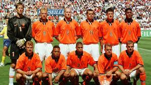 Felizmente, no caso holandês, os passos são constantes. Selecoes Imortais Holanda 1998 2000 Imortais Do Futebol