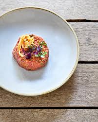 Tatar mit Essiggurken und Kapern