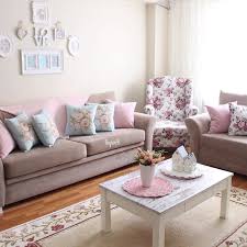 Cukup dengan dua buah cermin berbingkai antik, rumah shabby chic ini berhasil menerapkan tips pertama dalam menata ruang tamu kecil yaitu cermin untuk efek ruangan luas. Cara Membuat Dekorasi Ruang Tamu Shabby Chic Dan Cantik Di Rumah Mungil Helloshabby Com Interior And Exterior Solutions
