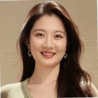 Iris Mo's Instagram, Twitter & Facebook