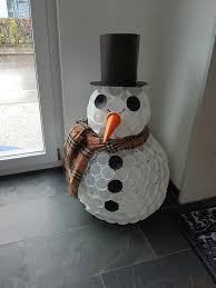 Schneemann Aus Plastikbechern Becher Einfach Zusammentackern Erst Im Kreis Und Dann Ube Schneemann Basteln Becher Basteln Weihnachten Schneemann Nase Basteln
