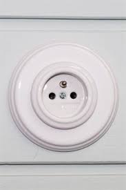 Prise Electrique Avec Terre En Porcelaine Blanche Garby Colonial Ref 17080003 Interrupteur Porcelaine Prise Electrique Porcelaine Blanche