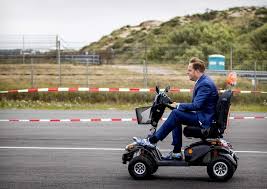Op het moment dat minister bruno bruins in de tweede kamer onwel werd, zat hugo tegenover me aan de. Hugo De Jonge Het Oliemannetje Van De Zorg Trouw