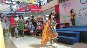 Una ikut fashion show model baju batik anak perempuan mencari bakat anak pendidikan anak. Fashion Show Batik Besurek Casual By Keisya Salsabilla Kota Bengkulu Youtube