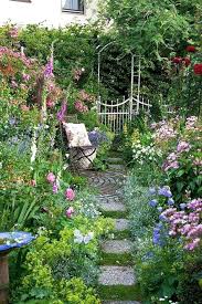 Make A Farm Garden Beautiful A Farm Garden Looks A Bit Wild Romantic And Small Garden Design Ideas Low Maintenance Cottage Garden Design Small Garden Design