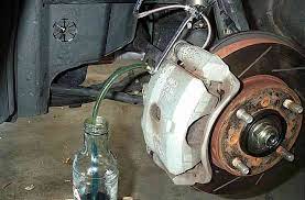 Masukkan hose kat muncung bleed valve 3. My Cd6 Minyak Brek Dan Bleeding