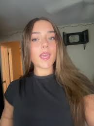 Mia Meeks's Instagram, Twitter & Facebook