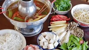 La Tom Yum Thailandaise Est Une Recette De Fondue Soupe Ou Hot Pot Avec Legumes Fruits De Mer Poisson Et Nouilles De Riz Dans Un Bouillon Yum Food Fondue